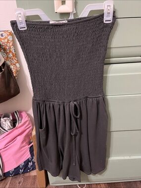 Size medium romper with pockets!